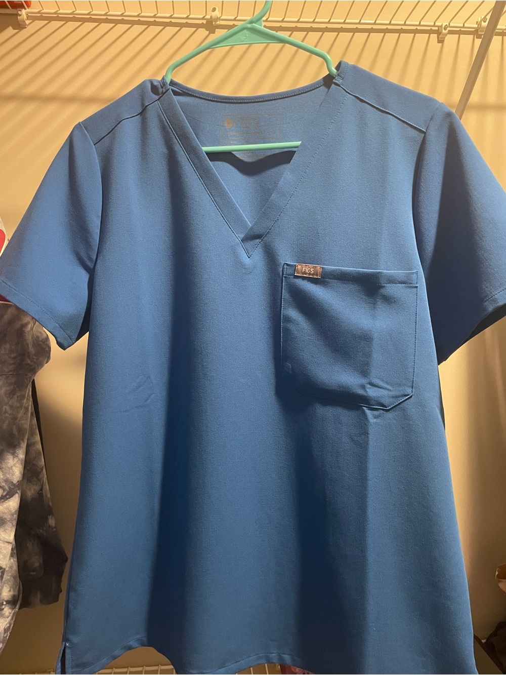 Figs Men’s V-Neck Scrub Top - Royal Blue